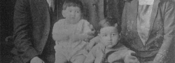 1924. Canton, Ohio. Demetrios und Eva Doundoulakis mit Söhnen Helias und George. Onkel Manoli, Demetrioses Bruder, stehend.