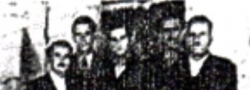 April, 1944. Die Organisatoren  der Saloniki “Zelle” mit den Team Mitgliedern, stehend, hinter dem Drahtlosen Radio, in der Jüdischen Textil Fabrik. Von links nach rechts: Nicos Oreopoulos, Cosmas Yiapitzoglou, Helias Doundoulakis und die Wachmänner, Nikitas und Stavros.