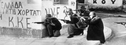 Griechische Kommunisten, ELAS Revolutionäre in Athen, tragen Helme von Deutsche Gefangene. An der Wand ist KKE zu lesen, die Griechisch Kommunistische Partei.