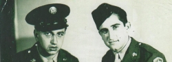 1945. Kairo. Sgt. George Doundoulakis und Cpl. Helias Doundoulakis, wiedervereinigt, nach deren erfolgreichen Missionen.