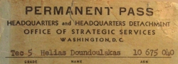 1945.  Ausweis des Autors, während er, als Wachmann im OSS Hauptquartier, Washington DC, stationiert wurde.